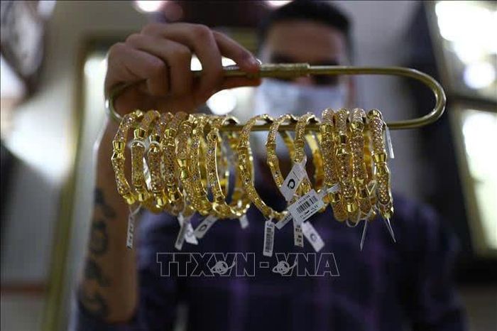 Trang sức vàng được bày bán tại cửa hàng Cairo, Ai Cập. Ảnh: THX/TTXVN