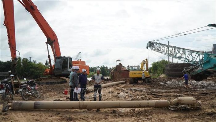 Cán bộ của Ban Quản lý Dự án Mỹ Thuận và đại diện nhà thầu thường xuyên đến công trường kiểm tra tình hình xây dựng cao tốc Mỹ An - Cao Lãnh.