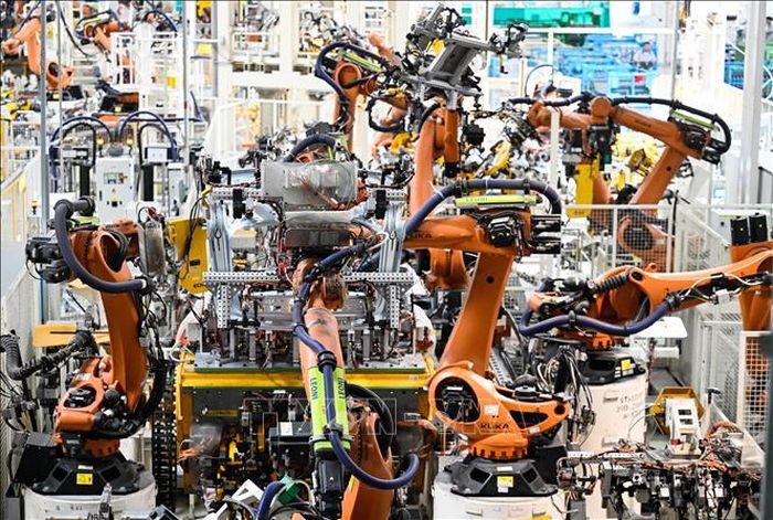 Robot lắp ráp linh kiện trong phân xưởng tại nhà máy ô tô liên doanh Đức - Trung Quốc FAW-Volkswagen ở Thiên Tân, Trung Quốc. Ảnh: THX/TTXVN