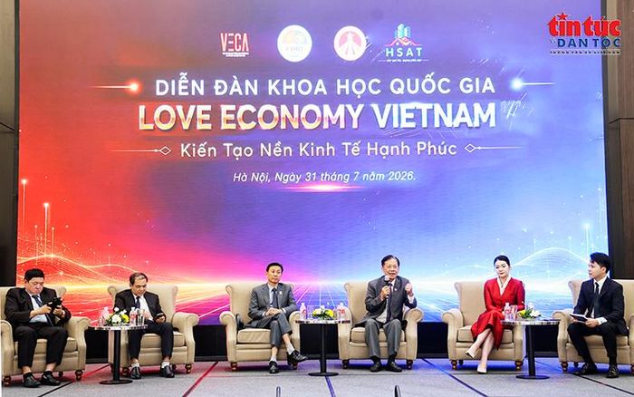 Các chuyên gia trao đổi tại Diễn đàn khoa học quốc gia “Love Economy Vietnam – Kiến tạo nền kinh tế hạnh phúc”, diễn ra trong khuôn khổ Hội nghị.