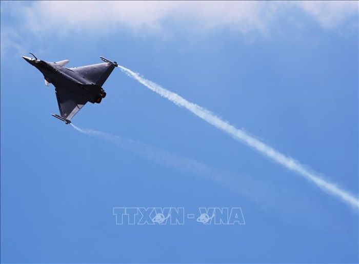 Máy bay Dassault Rafale tham gia trình diễn tại Triển lãm hàng không quốc tế Paris ở sân bay Le Bourget, Pháp. Ảnh: THX/TTXVN