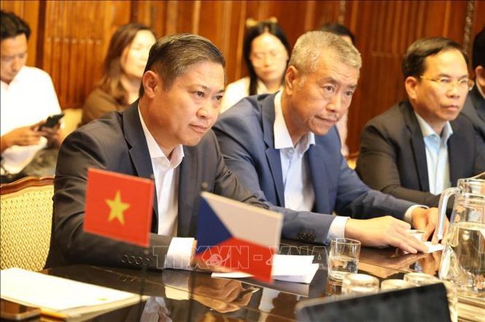 Ông Phan Thái Bình (trái) và các thành viên Đoàn công tác lắng nghe ý kiến của lãnh đạo Bộ Công thương Séc. Ảnh: Trần Hòa/TTXVN