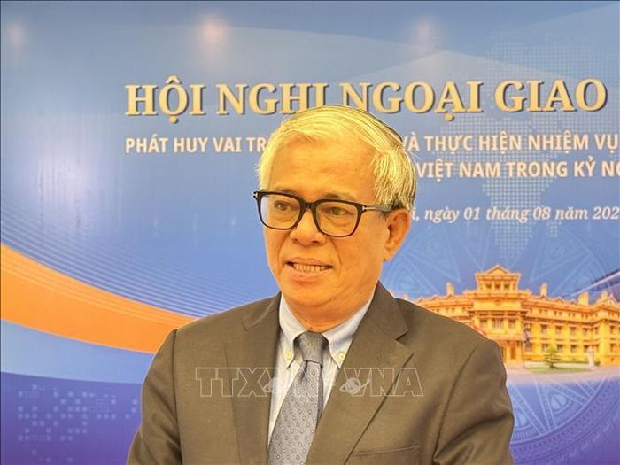 Nguyên Thứ trưởng Bộ Ngoại giao, Đại sứ Phạm Quang Vinh trả lời PV.