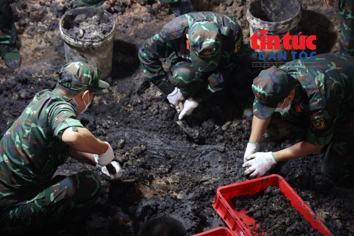 Lực lượng tìm kiếm, quy tập hài cốt tại Công viên Lê Thị Riêng.