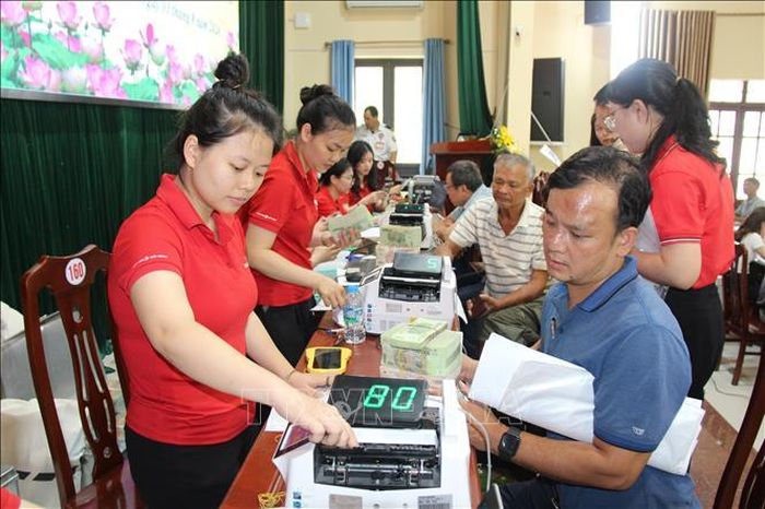 Người dân nhận tiền bồi thường giải phóng mặt bằng Cảng hàng không quốc tế Gia Bình.