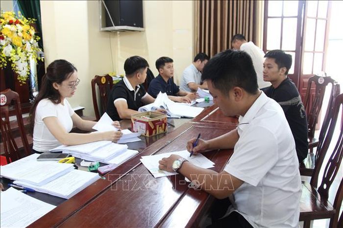 Người dân nhận tiền bồi thường giải phóng mặt bằng Cảng hàng không quốc tế Gia Bình.