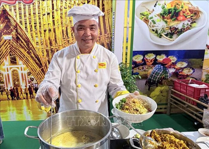 Những tô bún kèn Hà Tiên nóng hổi được đầu bếp Lê Minh Khoa (46 tuổi, bếp trưởng Nhà hàng Khoa Trí An Giang) chế biến tại chỗ và phục vụ miễn phí, thu hút đông đảo thực khách đến thưởng thức.