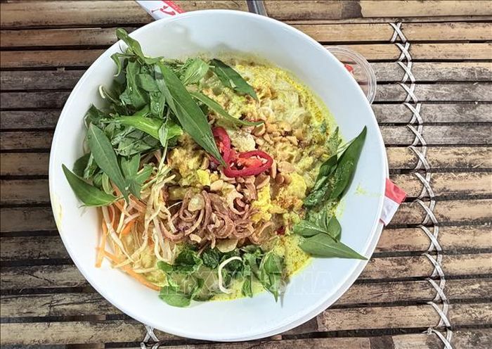 Tô bún kèn Hà Tiên hoàn chỉnh với bún tươi, nước lèo béo thơm, thịt cá và các loại rau ăn kèm hấp dẫn.