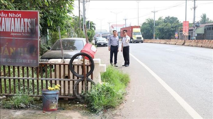 Một điểm "nghẽn" mặt bằng trên đường ĐT.741, do chưa giải phóng được mặt bằng tiềm ẩn nguy cơ tai nạn giao thông.