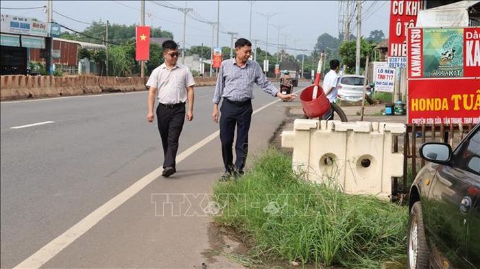 Một điểm “nghẽn” mặt bằng trên đường ĐT.741, khu vực nhà ông Đinh Thanh Hồ, người dân khu phố Tân Bình, do chưa hoàn tất giải phóng mặt bằng khi người dân cho rằng mức bồi thường chưa thỏa đáng.