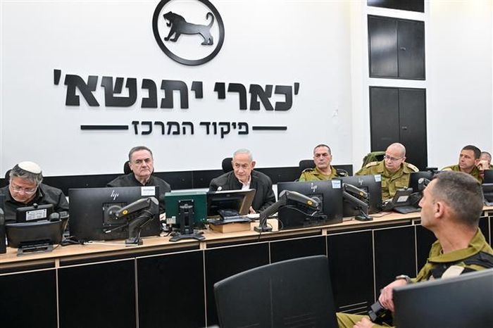 Thủ tướng Israel Benjamin Netanyahu (ở giữa) tại cuộc họp. Ảnh: TTXVN phát