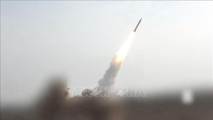 Tên lửa do lực lượng Houthi phóng từ Yemen. Ảnh tư liệu: THX/TTXVN
