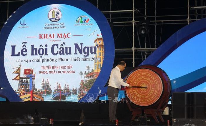 Ông Trần Nguyên Lộc, Chủ tịch UBND phường Phan Thiết (Lâm Đồng) đánh trống khai hội Lễ hội Cầu ngư các vạn chài Phan Thiết năm 2026.
