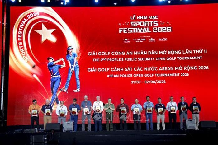 Trao kỷ niệm chương cho các nước tham gia Sport Festival 2026.