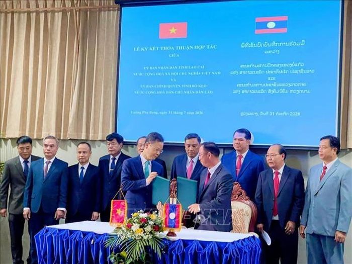 Lãnh đạo hai tỉnh Bokeo và Lào Cai trao Thỏa thuận hợp tác năm 2026 vừa được ký kết. Ảnh: Xuân Tú/PV TTXVN tại Lào