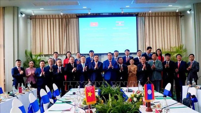 Các đại biểu hai tỉnh Bokeo và Lào Cai chụp ảnh lưu niệm tại cuộc hội đàm. Ảnh: Xuân Tú/PV TTXVN tại Lào