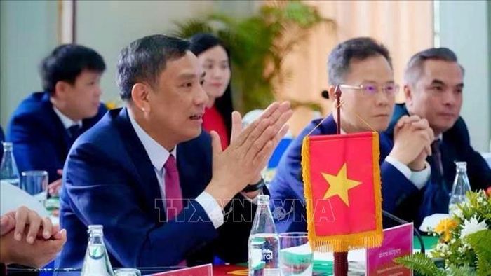 Đồng chí Hoàng Giang, Phó Bí thư Tỉnh ủy, Chủ tịch HĐND tỉnh Lào Cai phát biểu tại cuộc hội đàm. Ảnh: Xuân Tú/PV TTXVN tại Lào