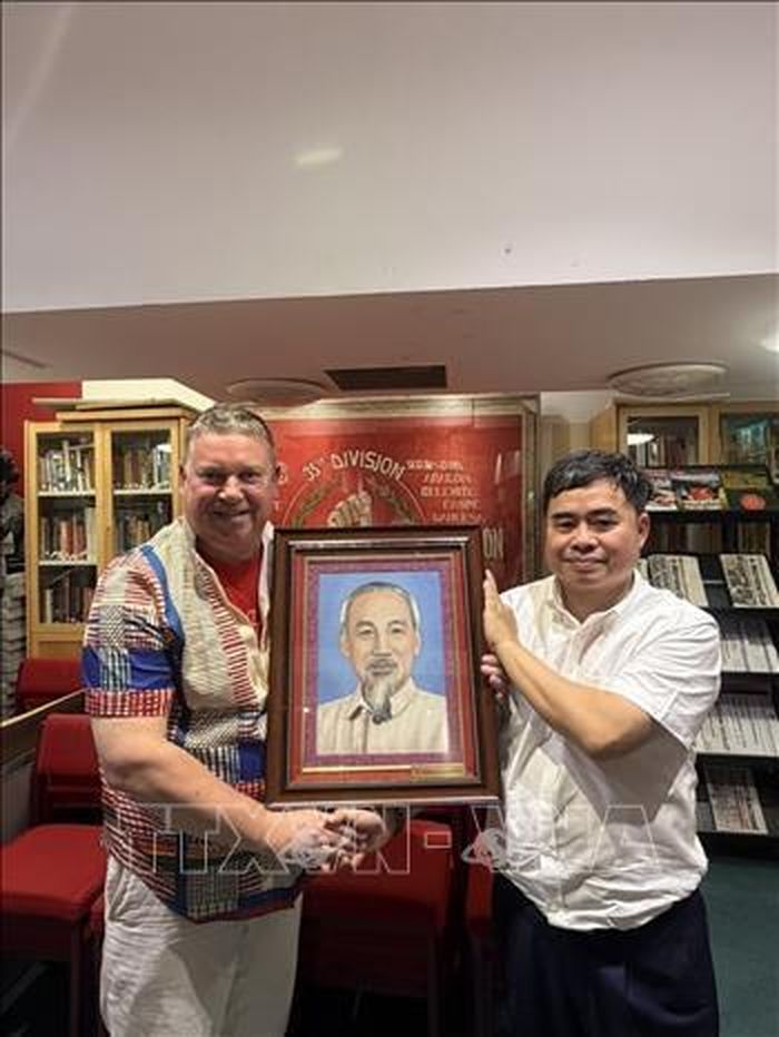 PGS, TS Phạm Minh Tuấn chụp ảnh lưu niệm với ông Alex Gordon, Tổng Bí thư Đảng Cộng sản Anh. Ảnh: TTXVN phát
