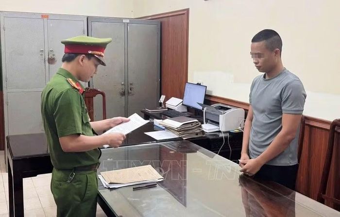 Cơ quan Cảnh sát điều tra (Công an tỉnh Ninh Bình) bắt tạm giam đối tượng Lê Văn Hải tổ chức bán hàng giả qua TikTok shop. Ảnh: TTXVN phát