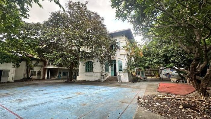 Các gian nhà và hành lang cổ kính tại đây từng được tận dụng làm phòng học cho học sinh thế hệ trước.