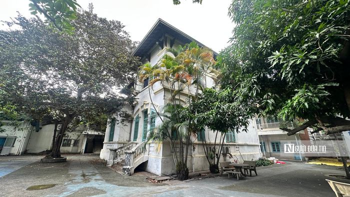 Bên ngoài căn biệt thự.