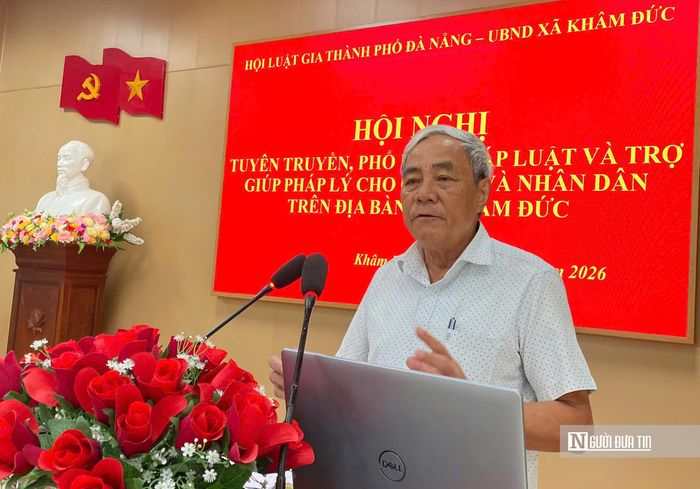 Luật gia Đoàn Văn Tri, báo cáo viên pháp luật Hội Luật gia thành phố Đà Nẵng, đưa các tình huống giao thông thực tế vào nội dung tuyên truyền tại cơ sở.