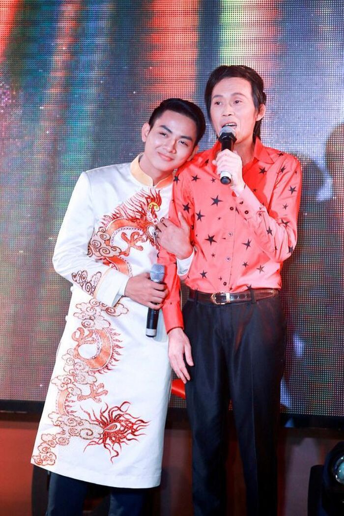 Hoài Lâm được Hoài Linh nhận làm con nuôi và dìu dắt vào showbiz. Ảnh: Internet.