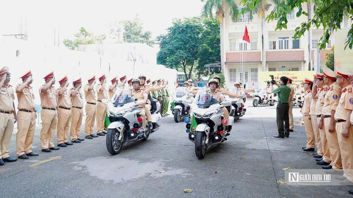 Các lực lượng diễu hành thể hiện quyết tâm sau lễ ra quân.