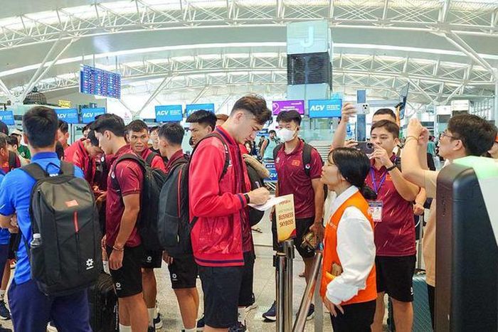 Các tuyển thủ Việt Nam có mặt tại sân bay trước chuyến bay sang Indonesia. Ảnh: VFF.