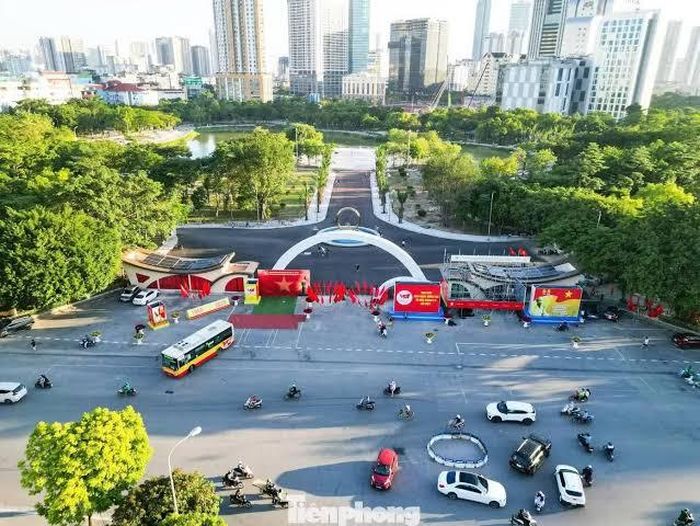 Khu vực trước cổng công viên Cầu Giấy.