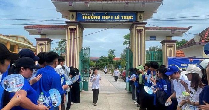 Các thì sinh tham dự kỳ thi tại điểm trường THPT Lê Trực (Ảnh: CTV).