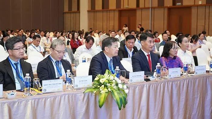 Các đại biểu trong nước và quốc tế tham dự hội nghị.