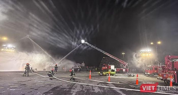 Kết thúc lễ khai mạc là cảnh thực binh với tình huống tai nạn giao thông gây cháy xe bồn chở xăng. Ảnh XM.