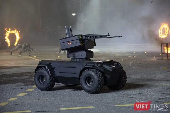 Robot tự hành cũng được huy động để khống chế các đối tượng. Ảnh XM.