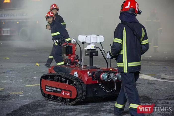 Và điều khiển robot chữa cháy chuyên dụng tham gia nhiệm vụ . Ảnh XM.
