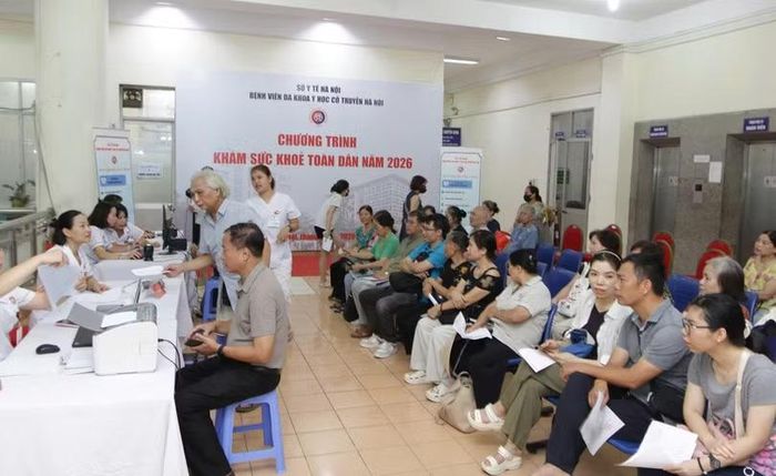 Khám sức khỏe miễn phí cho người dân tại Bệnh viện Y học cổ truyền Hà Nội. Ảnh: Duy Tuân