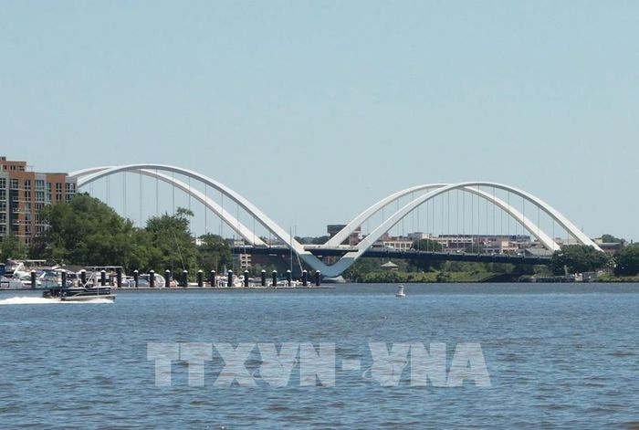 Cầu dây văng Frederick Douglass Memorial nằm gần nơi sông Anacostia hợp lưu với sông Potomac, góp phần định hình mạng lưới giao thông ven sông và cảnh quan đô thị phía nam Washington D.C. Ảnh: Ngọc Quang - PV TTXVN tại Mỹ 