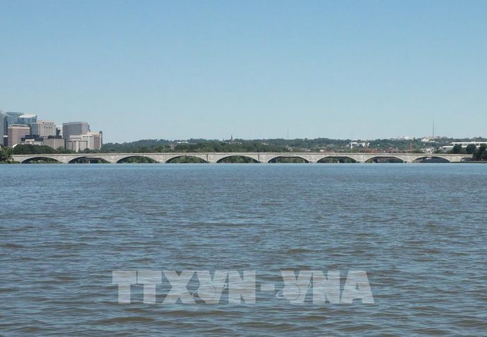 Với kiến trúc vòm đá trang nghiêm, cầu Arlington Memorial là điểm nhấn kiến trúc bên dòng Potomac, thể hiện sự hòa quyện giữa hạ tầng đô thị, không gian lịch sử và cảnh quan tự nhiên được bảo tồn của vùng thủ đô. Ảnh: Ngọc Quang - PV TTXVN tại Mỹ 