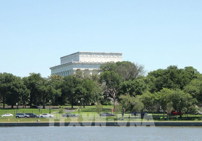 Đài tưởng niệm Lincoln soi bóng bên mặt nước Potomac, tạo nên một trong những góc nhìn biểu tượng của thủ đô Mỹ. Ảnh: Ngọc Quang - PV TTXVN tại Mỹ 