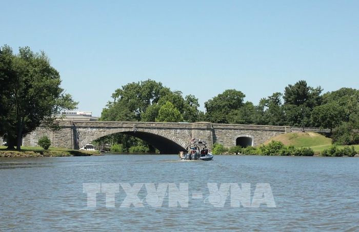 Cầu đá cổ nằm trong không gian ven sông Potomac mang vẻ đẹp kiến trúc vượt thời gian, được bảo tồn như một phần di sản cảnh quan gắn với lịch sử phát triển của thủ đô Washington D.C. Ảnh: Ngọc Quang - PV TTXVN tại Mỹ 