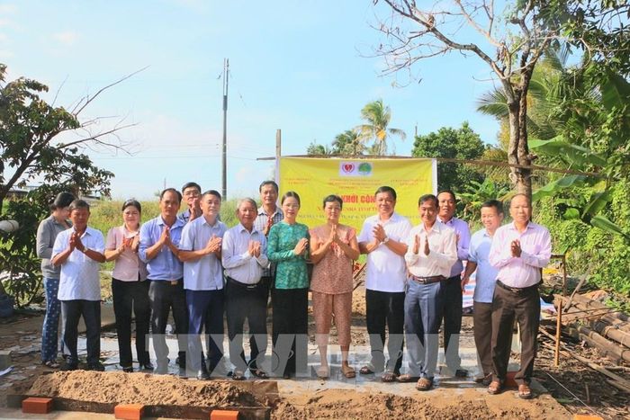 Khởi công xây dựng nhà tình thương cho đối tượng yếu thế tại xã Hỏa Lựu, thành phố Cần Thơ. Ảnh: Duy Khương - TTXVN