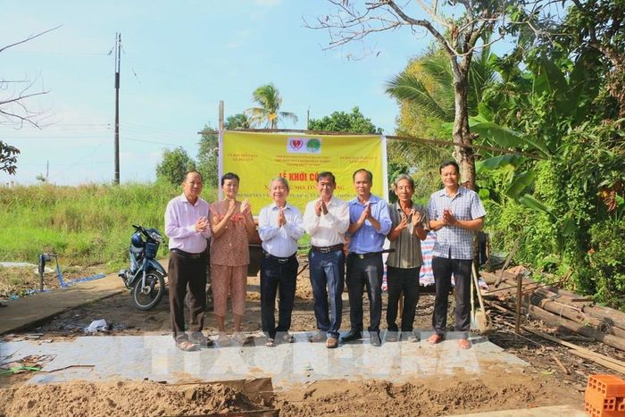 Khởi công xây dựng nhà tình thương cho đối tượng yếu thế tại xã Hỏa Lựu, thành phố Cần Thơ. Ảnh: Duy Khương - TTXVN