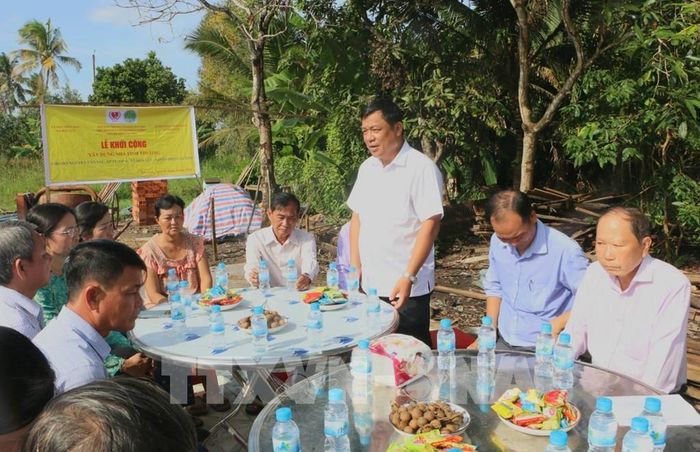 Ông Phan Văn Nhớ, Phó Chủ tịch UBND xã Hỏa Lựu, thành phố Cần Thơ phát biểu khởi công xây dựng nhà tình thương cho đối tượng yếu thế trên địa bàn. Ảnh: Duy Khương - TTXVN