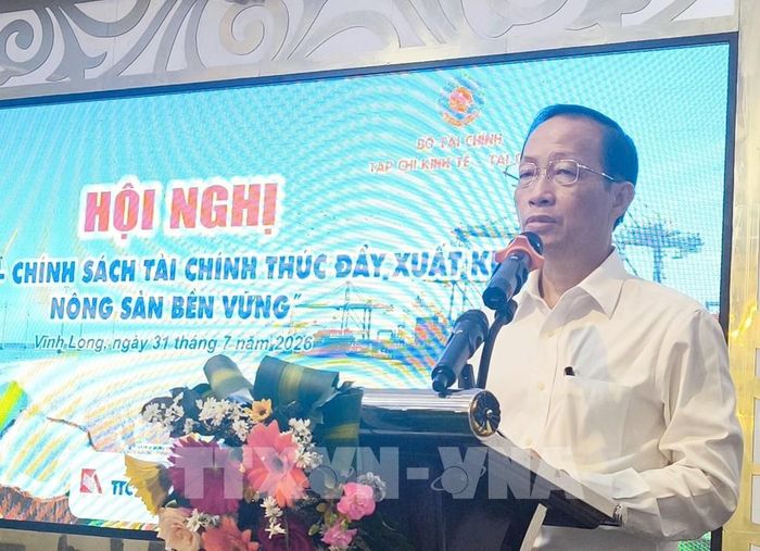 Phó Chủ tịch UBND tỉnh Vĩnh Long Nguyễn Trúc Sơn phát biểu tại hội nghị. Ảnh: Huỳnh Phúc Hậu - TTXVN