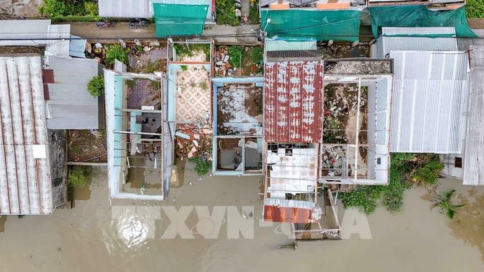 Dãy nhà 11 căn ven rạch Mang Cá, xã Đại Hải bị sạt lở, người dân phải di dời đi nơi khác. Ảnh: Thanh Liêm - TTXVN