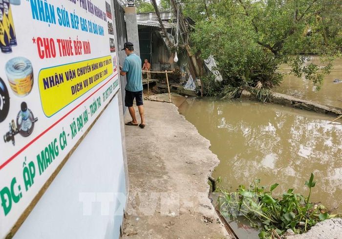 Một cửa hàng ở ấp Mang Cá, xã Đại Hải bị sạt lở đến tận cửa, việc kinh doanh phải tạm dừng. Ảnh: Thanh Liêm - TTXVN