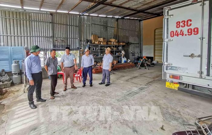 Lãnh đạo Sở Nông nghiệp và Môi trường thành phố Cần Thơ cùng UBND xã Đại Hải thăm hỏi gia đình ông Trần Văn Sang (ấp Mang Cá) bị sạt lở ảnh hưởng, không kịp di dời. Ảnh: Thanh Liêm - TTXVN