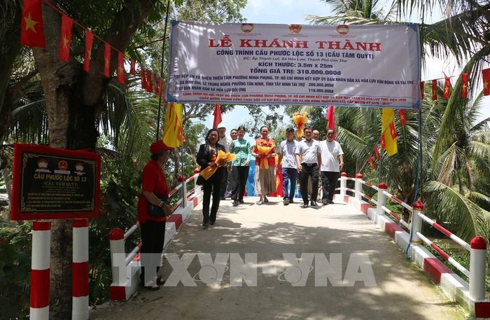 Khánh thành cầu Phước Lộc số 13 (ấp Thạnh Lợi, xã Hỏa Lựu, thành phố Cần Thơ) do Hội chữ thập đỏ Thiện Tâm, phường Minh Phụng, thành phố Hồ Chí Minh kết hợp Ủy ban MTTQ Việt Nam xã Hỏa Lựu thực hiện. Ảnh: Duy Khương – TTXVN