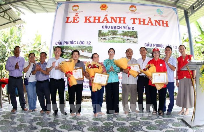 Tặng giấy khen của UBND xã Hỏa Lựu, thành phố Cần Thơ cho các nhà hảo tâm đóng góp hoàn thiện giao thông nông thôn trên địa bàn. Ảnh: Duy Khương – TTXVN