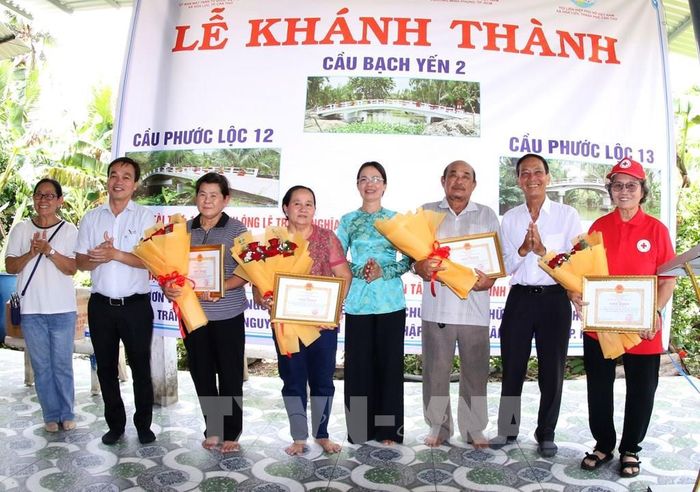 Tặng giấy khen của UBND xã Hỏa Lựu, thành phố Cần Thơ cho các nhà hảo tâm đóng góp hoàn thiện giao thông nông thôn trên địa bàn. Ảnh: Duy Khương – TTXVN